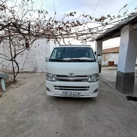 Toyota Hiace 2011