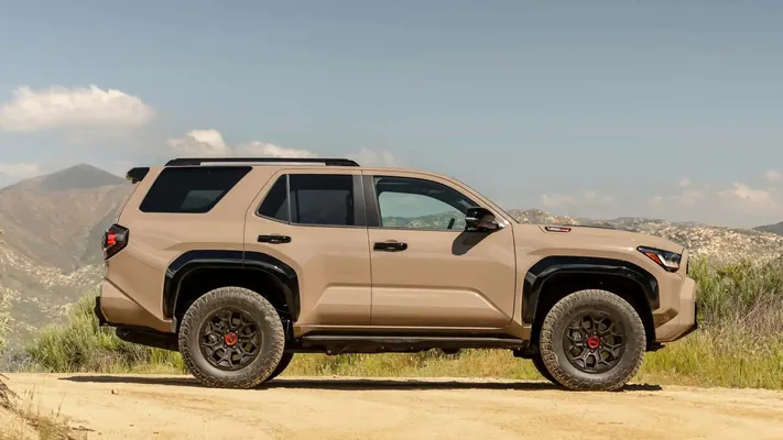 Toyota düýbünden täze 4Runner wnedorožnigini çykarar. Bahasy bary-ýogy 65 dollar gymmatlady - img 1