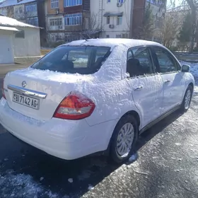 Nissan Versa 2011