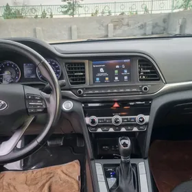 Hyundai Elantra 2019