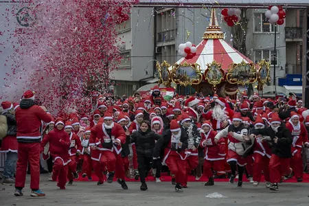 Ýewropada Santa-Klauslaryň haýyr-sahawat ylgaw ýaryşlary geçirildi
