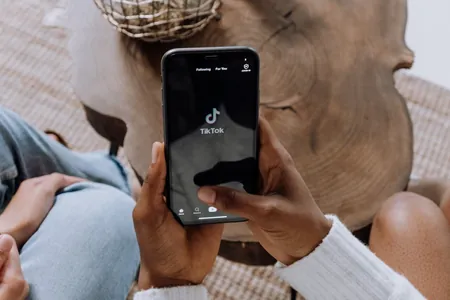 TikTok-yň ulanyjylary awtomobillerden has köp CO2 zyňyndylaryny öndürýärler