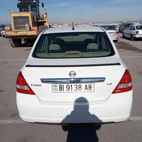 Nissan Tiida 2005