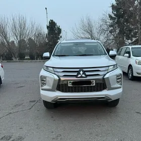 Mitsubishi Pajero 2020