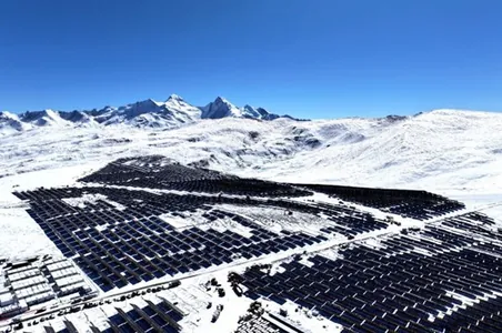 Tibetde 5228 m belentlikde 170 000 sany Gün paneli oturdyldy