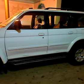 Mitsubishi Montero 2001