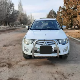 Mitsubishi L200 2012