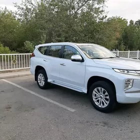 Mitsubishi Pajero 2020