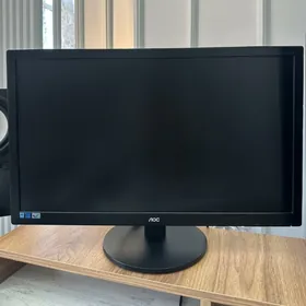 Monitor kompyuter üç