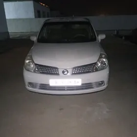 Nissan Tiida 2005