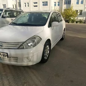 Nissan Tiida 2010