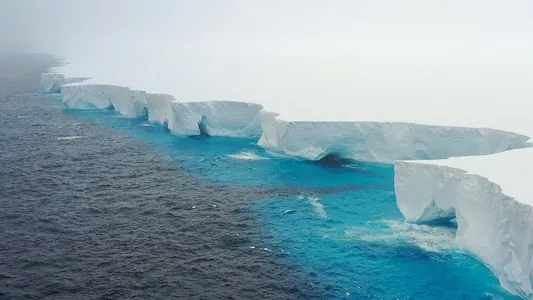 Самый крупный айсберг в мире дрейфует к теплым водам и рискует расколоться