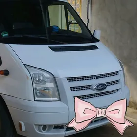 Ýükleri Ford Tranzitde daşa