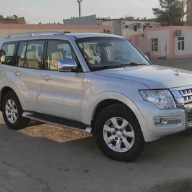 Mitsubishi Pajero 2016