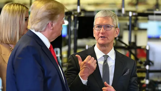 Apple-iň baş direktory Tim Kuk Trampyň kasam kabul ediş dabarasyna 1 million dollar peşgeş berer