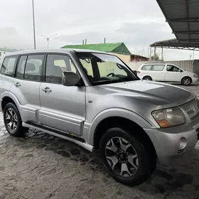 Mitsubishi Pajero 2004