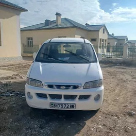 Hyundai H-1 2001