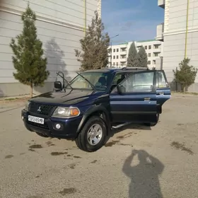 Mitsubishi Montero 2003