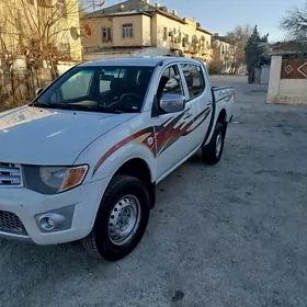 Mitsubishi L200 2012