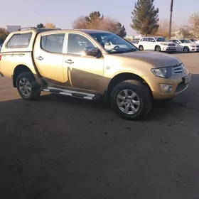 Mitsubishi L200 2012