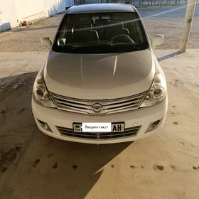 Nissan Tiida 2011