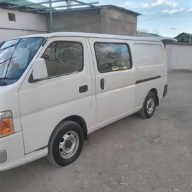 Nissan Urvan 2010