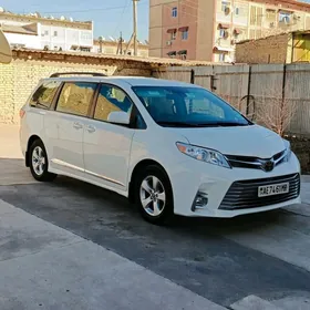 Toyota Sienna 2019