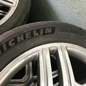 295 40 21 MICHELIN