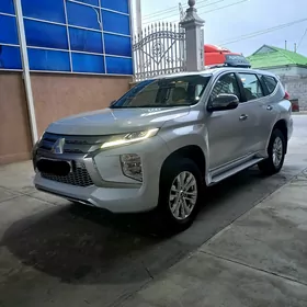 Mitsubishi Pajero 2020