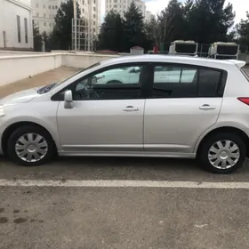 Nissan Tiida 2011