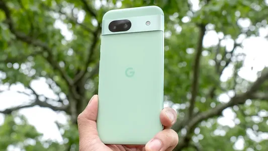 Google Pixel 8a iň gowy arzan telefon diýlip ykrar edildi