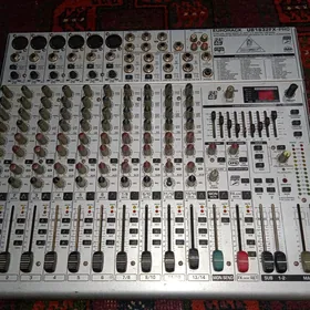 Behringer 1832 pult