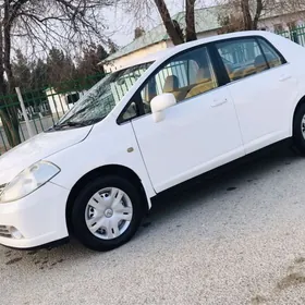 Nissan Tiida 2005