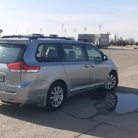 Toyota Sienna 2010