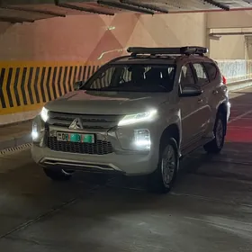 Mitsubishi Pajero 2020