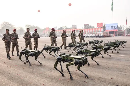 Hindistanyň harby ýörişinde ilkinji gezek robot itler ýöräp geçdi