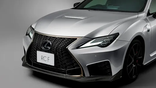 Lexus RC we RC F modellerini çykarmagy bes eder