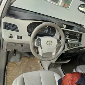 Toyota Sienna 2010