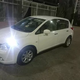 Nissan Tiida 2005