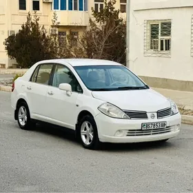 Nissan Tiida 2005