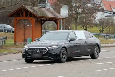 Mercedes-Benz E-Class 2025 üç hatar oturgyçly alty metrlik görnüşde çykar