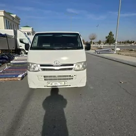 Toyota Hiace 2011