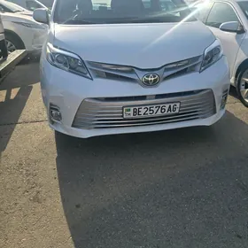 Toyota Sienna 2019