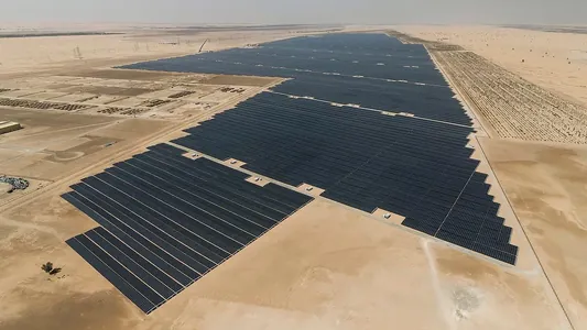 BAE-de dünýäde iň uly Gün energiýasyny toplaýjy elektrik stansiýasy gurlar