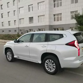 Mitsubishi Pajero 2020