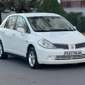 Nissan Tiida 2005