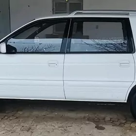 Mitsubishi Chariot 1993