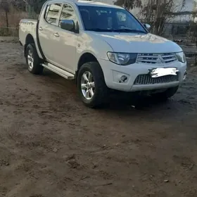 Mitsubishi L200 2011