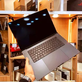 MacBook Pro 16/M4 Max/RAM 64GB
