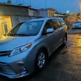 Toyota Sienna 2019